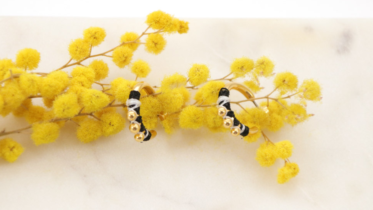 Schema Duo di orecchini fai da te dorati e neri Schema Duo di orecchini fai da te dorati e neri