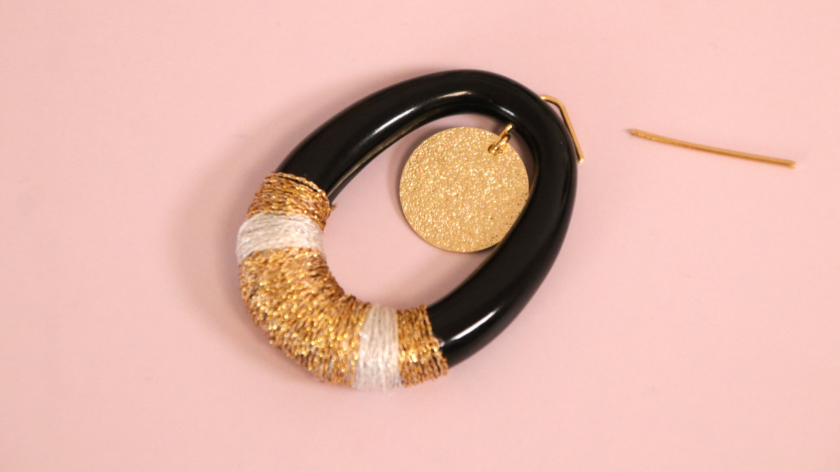Duo di orecchini fai da te dorati e neri : Tappa 4 Duo di orecchini fai da te dorati e neri : Tappa 4