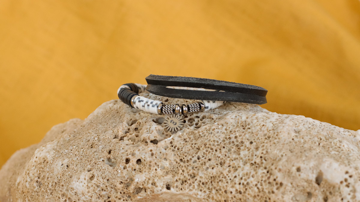 Schema Duo di bracciali in corda di cuoio e perline dalmata heishi Schema Duo di bracciali in corda di cuoio e perline dalmata heishi