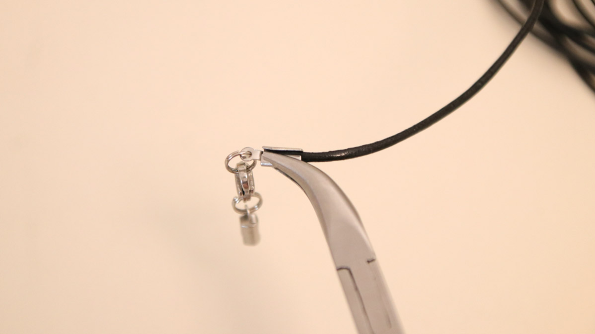 Duo di bracciali in corda di cuoio e perline dalmata heishi : Tappa 1 Duo di bracciali in corda di cuoio e perline dalmata heishi : Tappa 1