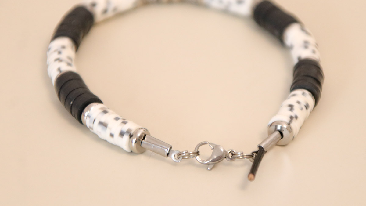 Duo di bracciali in corda di cuoio e perline dalmata heishi : Tappa 3 Duo di bracciali in corda di cuoio e perline dalmata heishi : Tappa 3