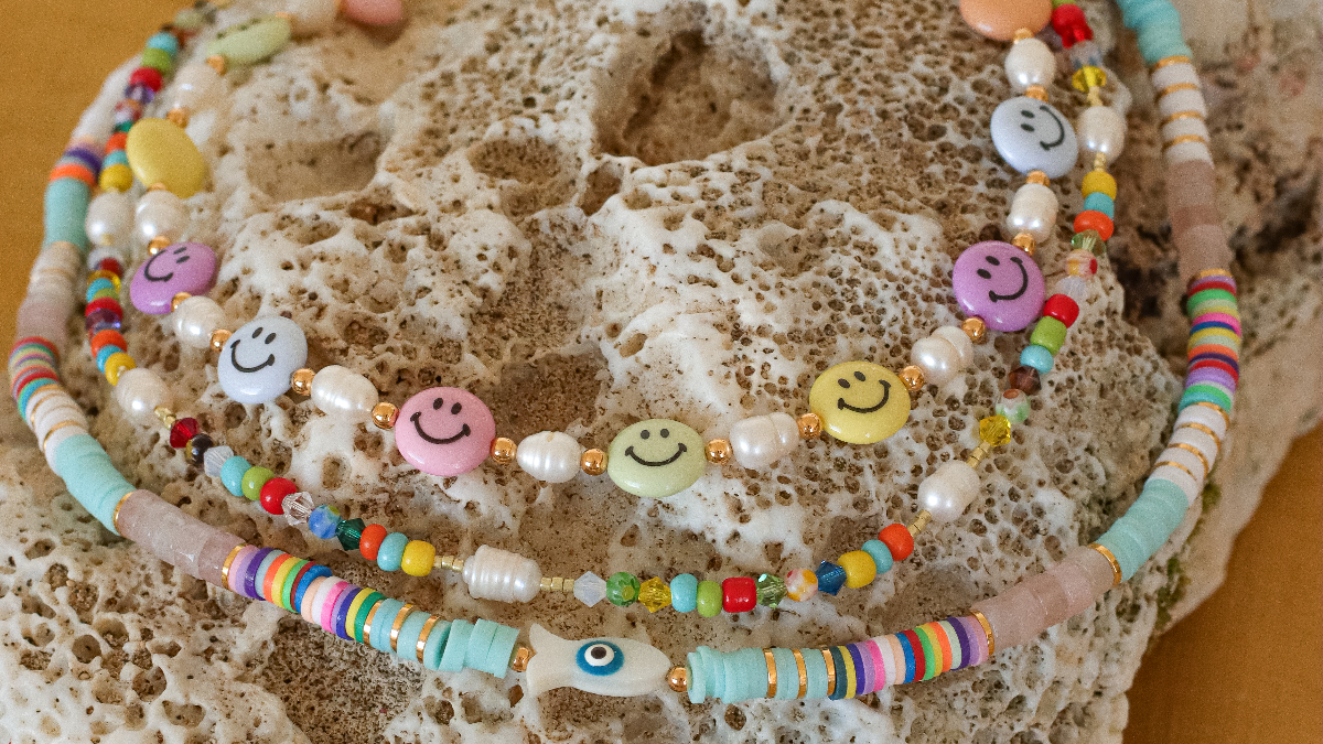 Schema Collane colorate fai da te per l'estate con perline heishi e smiley