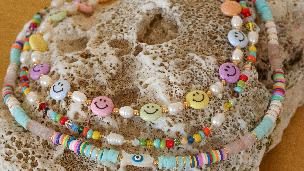 Collane colorate fai da te per l'estate con perline heishi e smiley : Tappa 2