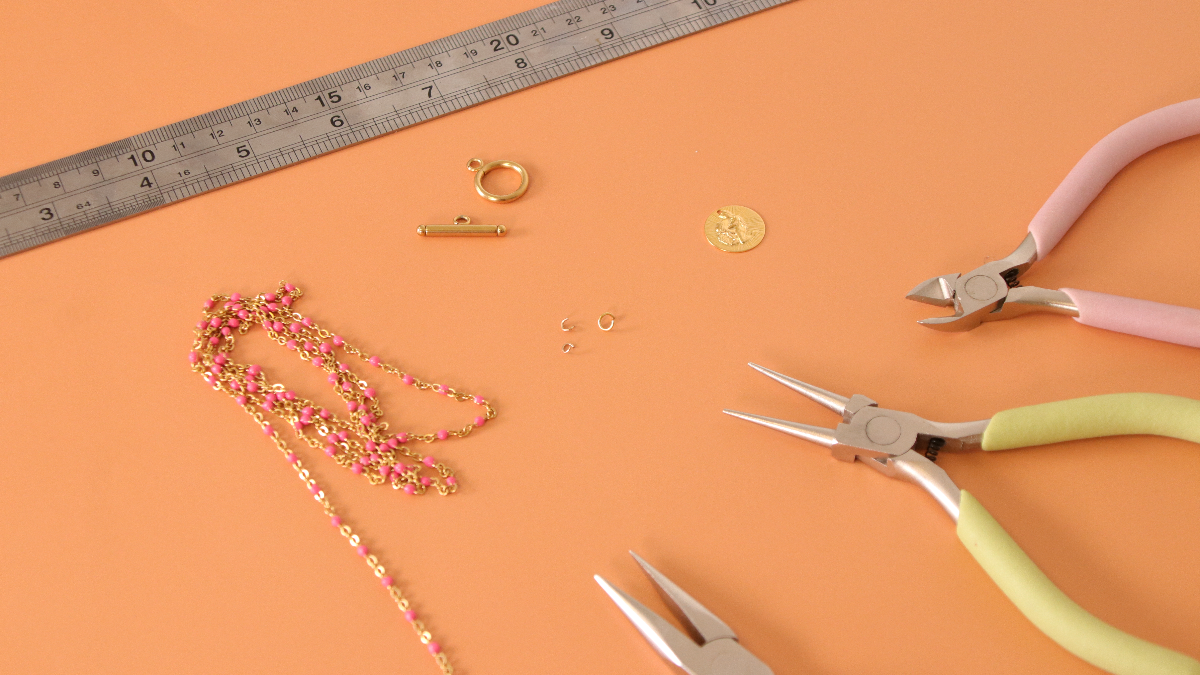 Gioiello 3 in 1 con catena in acciaio inossidabile, perline in resina fucsia e ciondolo con astrosegno : Tappa 1