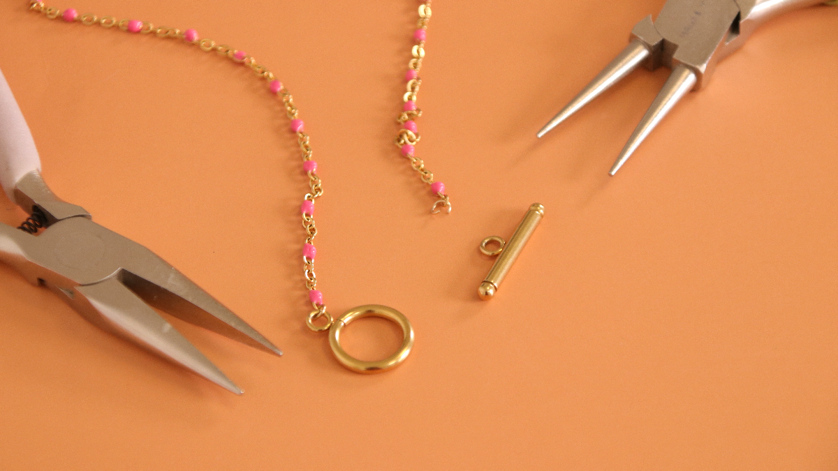 Gioiello 3 in 1 con catena in acciaio inossidabile, perline in resina fucsia e ciondolo con astrosegno : Tappa 3