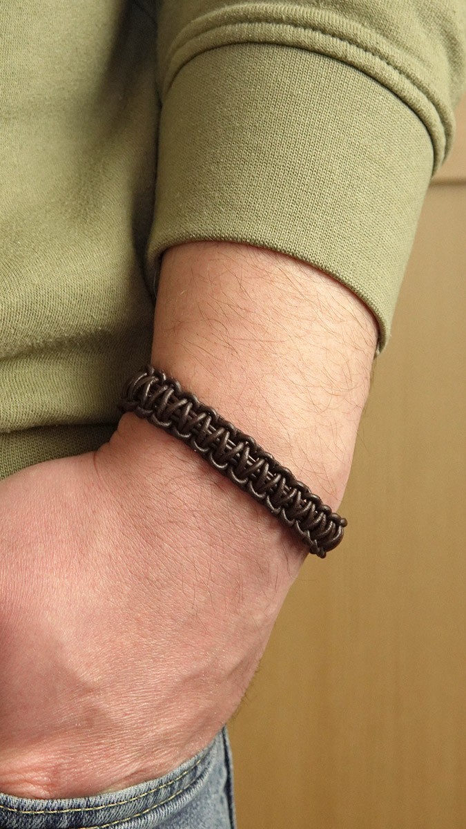 Bracciale da uomo in macramè con cordino in pelle e chiusura in manila