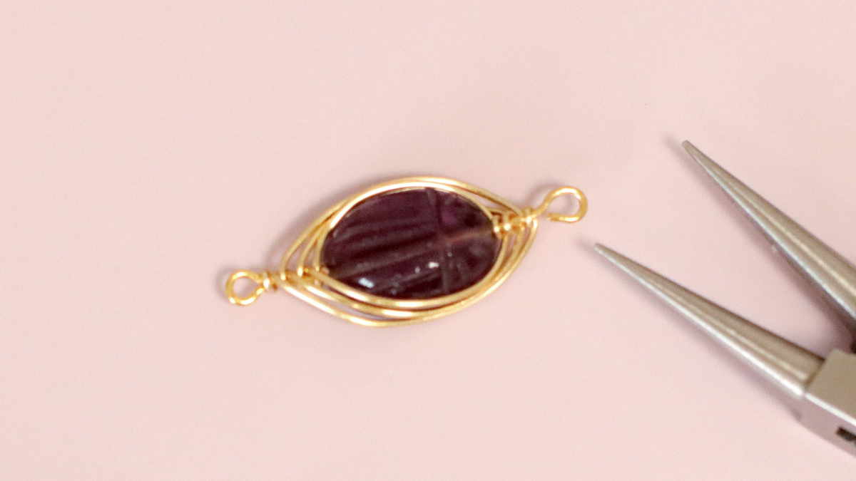 Bracciale di pietre preziose con filo scarabeo di ametista : Tappa 5 Bracciale di pietre preziose con filo scarabeo di ametista : Tappa 5