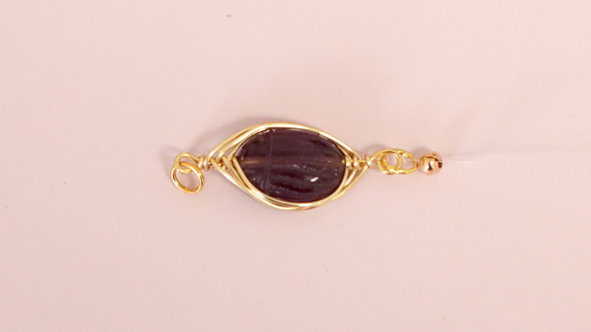 Bracciale di pietre preziose con filo scarabeo di ametista : Tappa 6 Bracciale di pietre preziose con filo scarabeo di ametista : Tappa 6