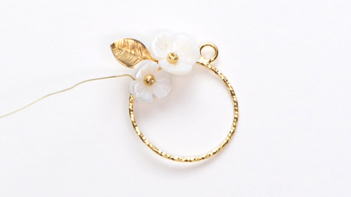 Orecchini da sposa con fiore di madreperla : Tappa 3