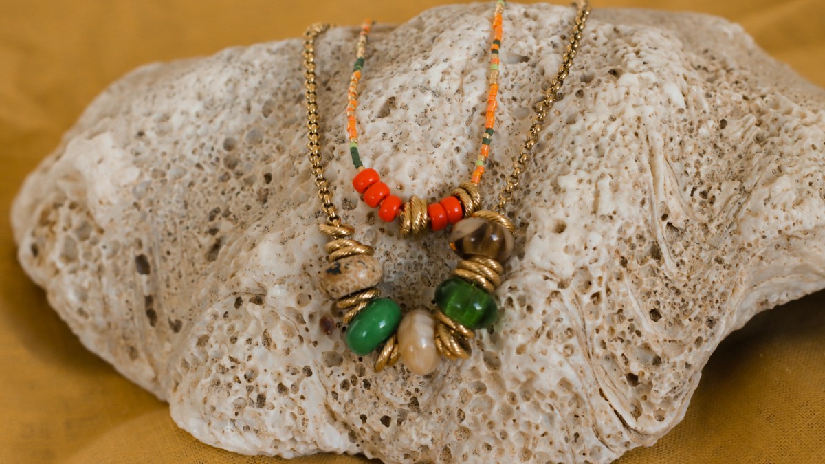 Collana a girocollo con perle Miyuki Delicas e perle di vetro e pietre preziose a foro largo