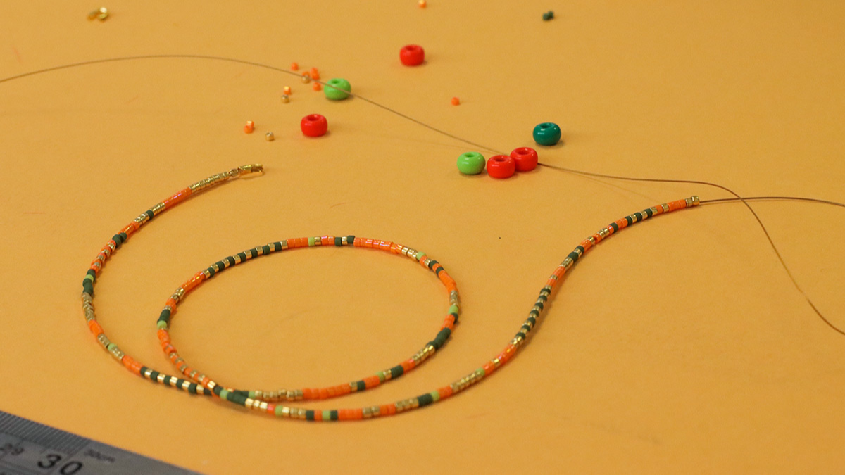 Collana a girocollo con perle Miyuki Delicas e perle di vetro e pietre preziose a foro largo : Tappa 5 Collana a girocollo con perle Miyuki Delicas e perle di vetro e pietre preziose a foro largo : Tappa 5