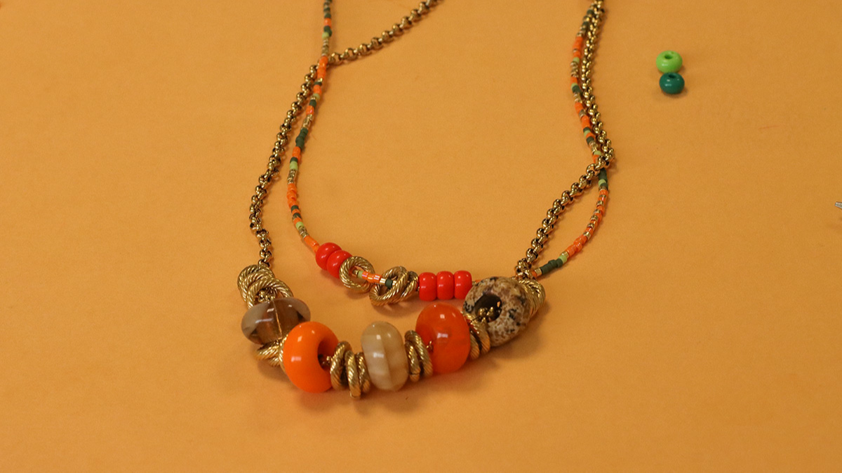 Collana a girocollo con perle Miyuki Delicas e perle di vetro e pietre preziose a foro largo : Tappa 7 Collana a girocollo con perle Miyuki Delicas e perle di vetro e pietre preziose a foro largo : Tappa 7