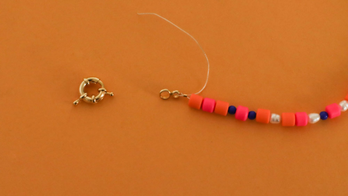 Collana a più fili con scialle grande, perle Heihi, perle d'acqua dolce e ciondolo dello zodiaco della Bilancia. : Tappa 4