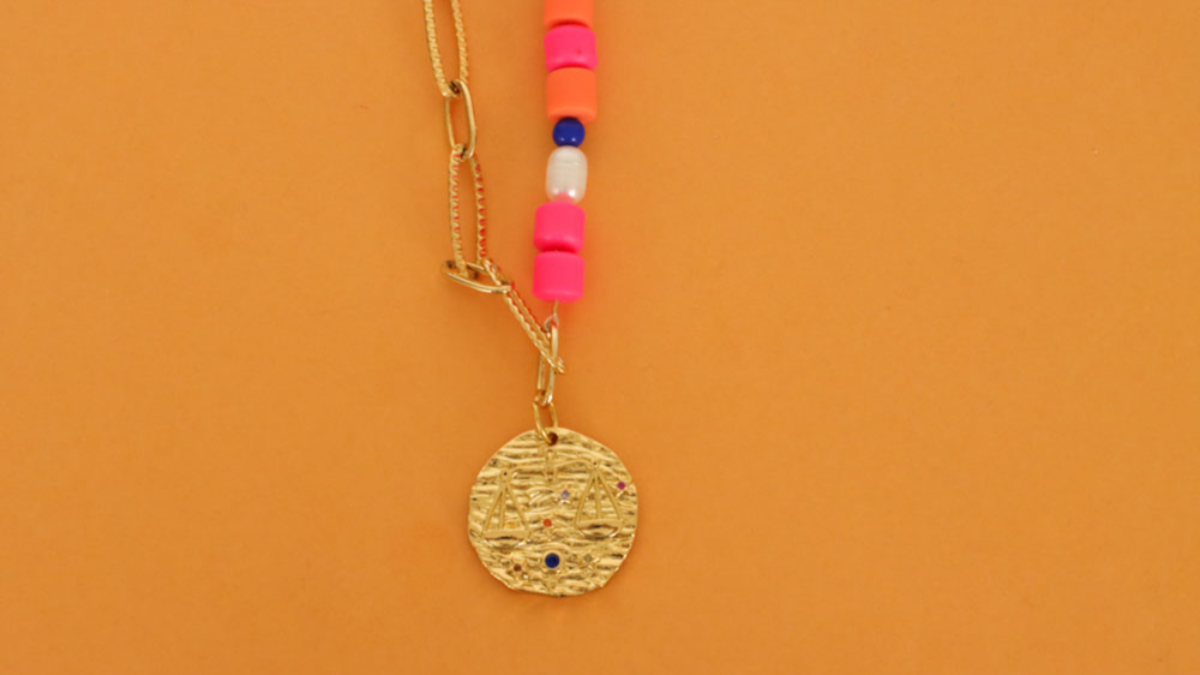 Collana a più fili con scialle grande, perle Heihi, perle d'acqua dolce e ciondolo dello zodiaco della Bilancia. : Tappa 5