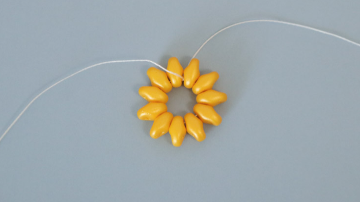 Orecchini a forma di girasole con perline SuperDuo : Tappa 3 Orecchini a forma di girasole con perline SuperDuo : Tappa 3