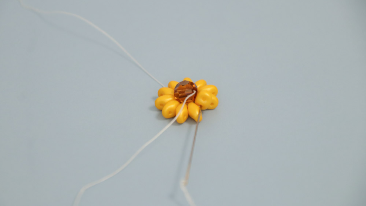 Orecchini a forma di girasole con perline SuperDuo : Tappa 4 Orecchini a forma di girasole con perline SuperDuo : Tappa 4