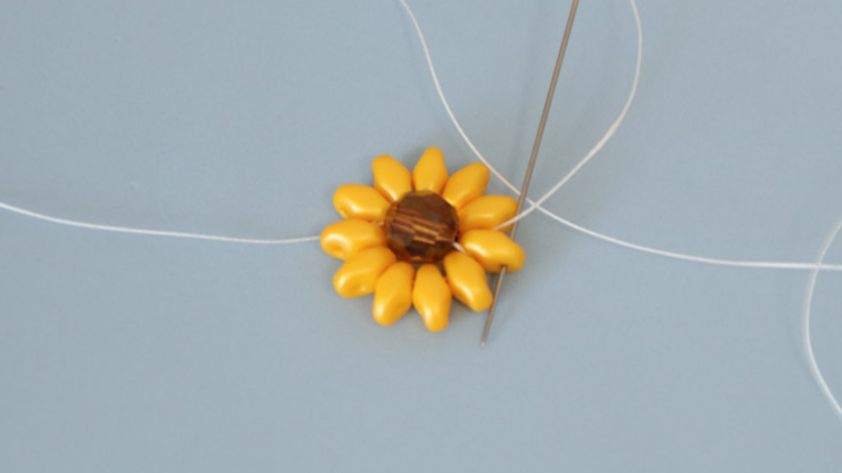 Orecchini a forma di girasole con perline SuperDuo : Tappa 5 Orecchini a forma di girasole con perline SuperDuo : Tappa 5