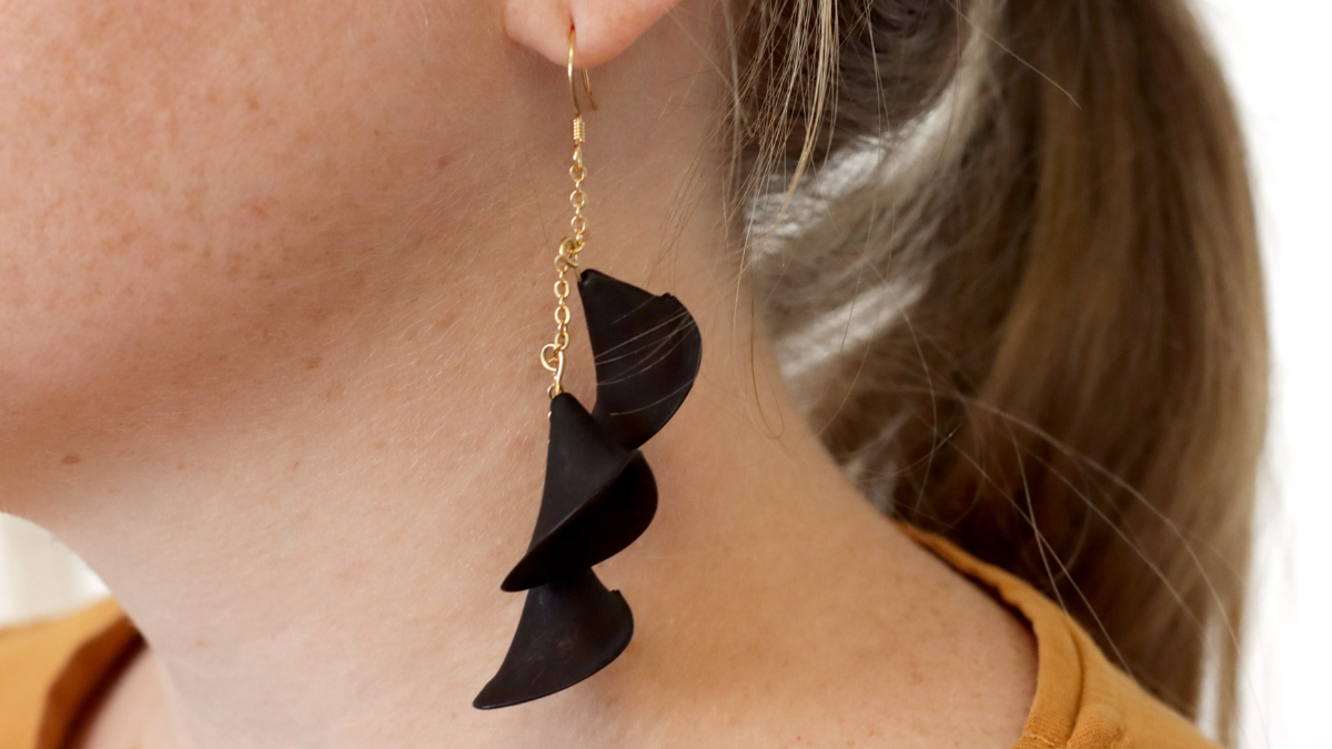 Schema Orecchini pendenti in oro con fiori neri