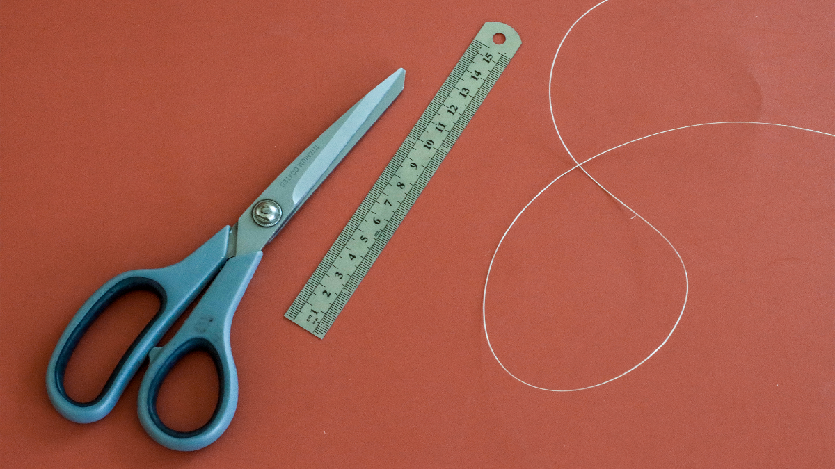 Tabella Con Le Collane Dalle Pietre Preziose Naturali Fotografia Stock - Foto 7