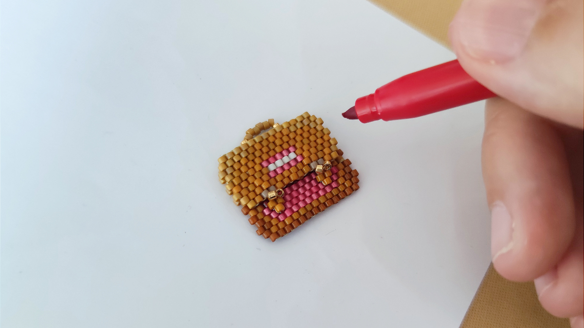 Fai da te: spille per raccoglitori di perline miyuki a punto brick : Tappa 7 Fai da te: spille per raccoglitori di perline miyuki a punto brick : Tappa 7