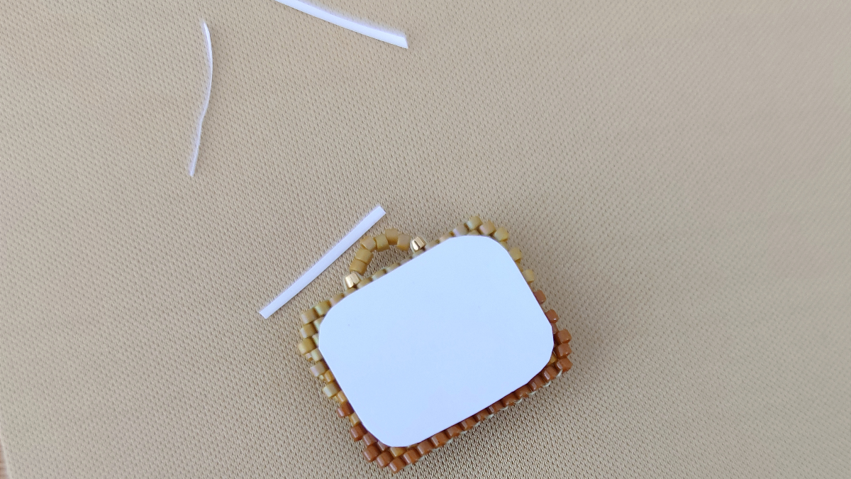 Fai da te: spille per raccoglitori di perline miyuki a punto brick : Tappa 8 Fai da te: spille per raccoglitori di perline miyuki a punto brick : Tappa 8