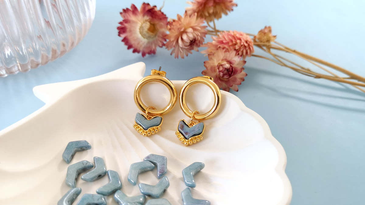 Orecchini a cerchio d'oro con charm a forma di chevron