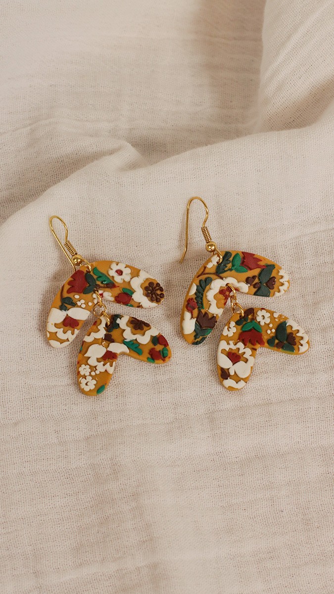 Orecchini in argilla polimerica texture piastra fiori