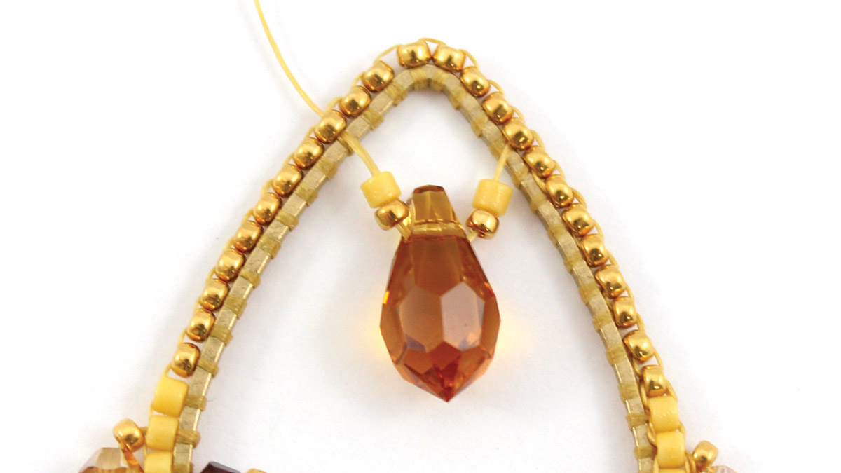 Orecchini a goccia Brick Stitch con cristalli e perline Miyuki : Tappa 11