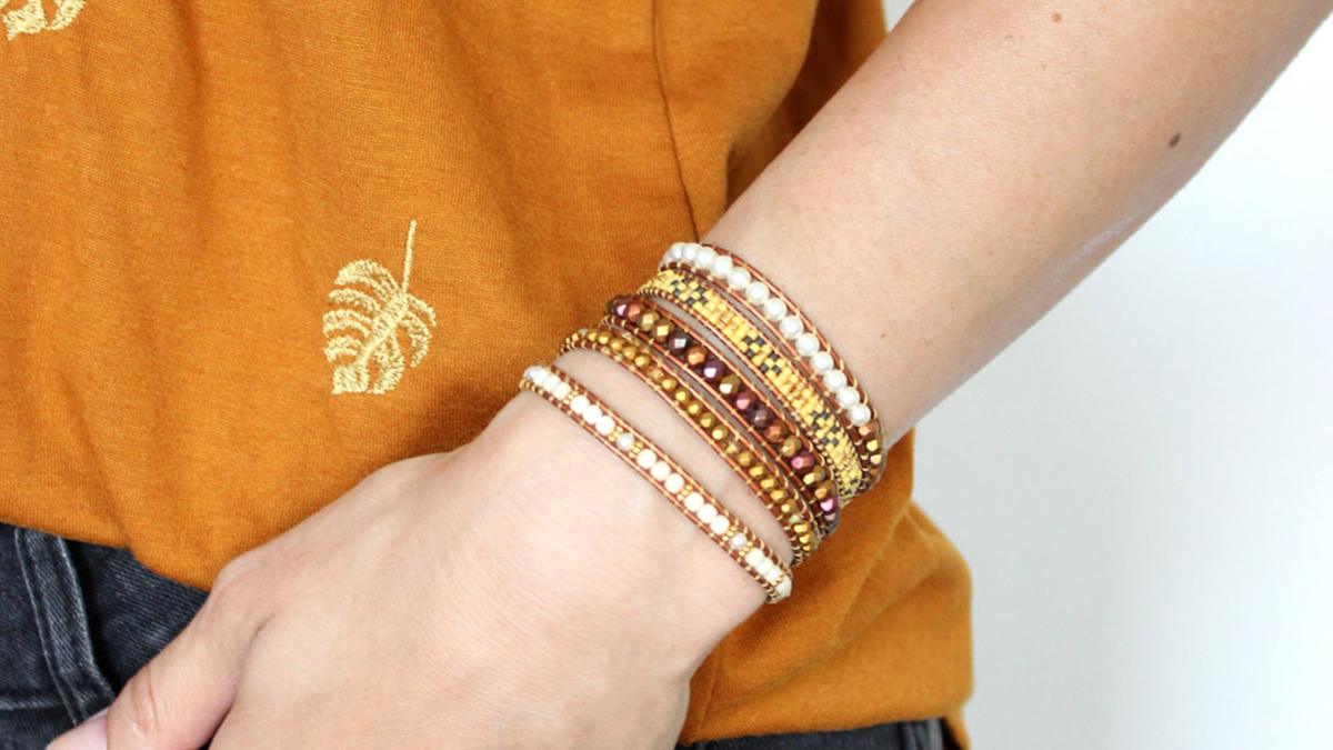 Bracciale a più file con cordino in pelle Bracciale a più file con cordino in pelle