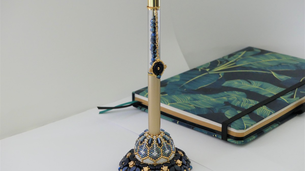 Schema Astuccio per forbici fai da te con perline di vetro e supporto in legno di Puca Schema Astuccio per forbici fai da te con perline di vetro e supporto in legno di Puca