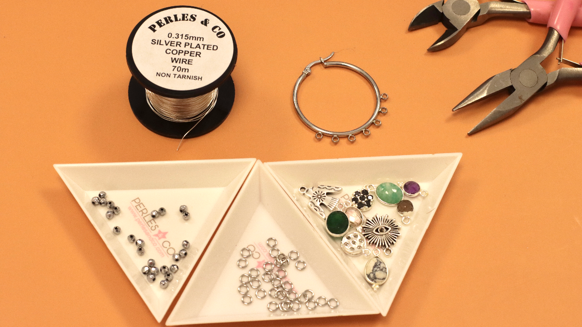 Orecchini a cerchio in filo d'argento e ciondoli con pietre preziose : Tappa 1