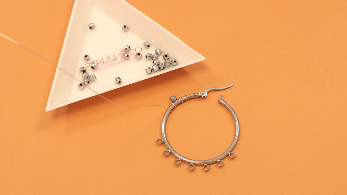 Orecchini a cerchio in filo d'argento e ciondoli con pietre preziose : Tappa 3