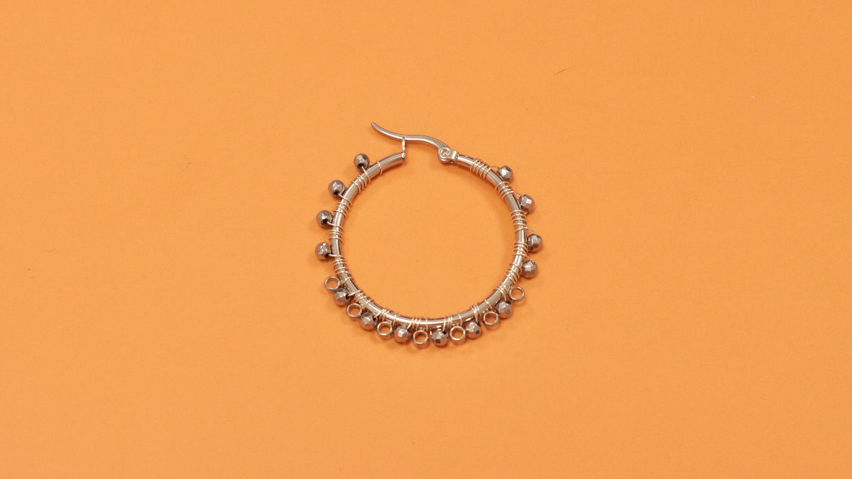 Orecchini a cerchio in filo d'argento e ciondoli con pietre preziose : Tappa 5