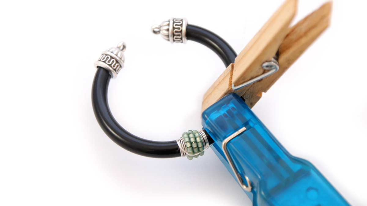 Orecchini a cerchio neri con placcatura in argento fine per la buona fortuna : Tappa 3 Orecchini a cerchio neri con placcatura in argento fine per la buona fortuna : Tappa 3