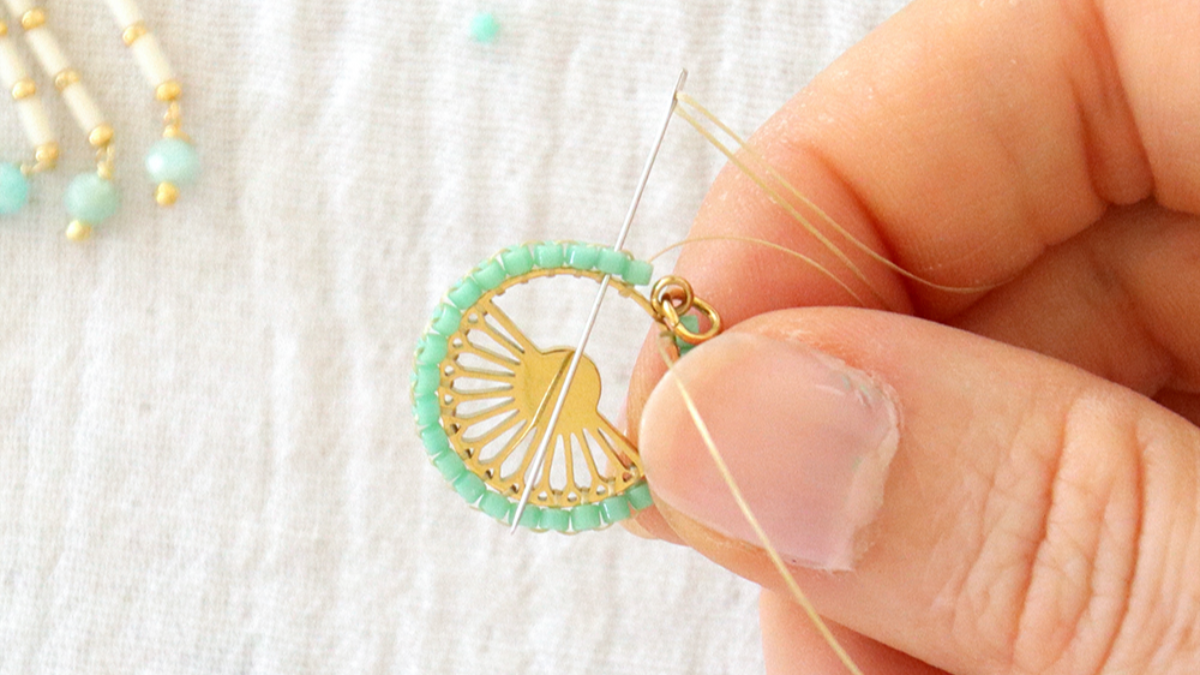 Orecchini Miyuki Delica e Bugles turchesi : Tappa 4