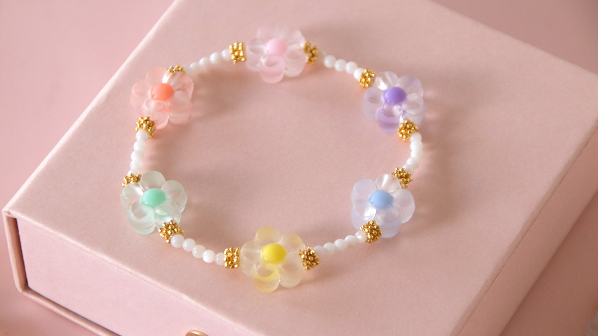 Schema Braccialetti elastici fai da te con fiori e perle