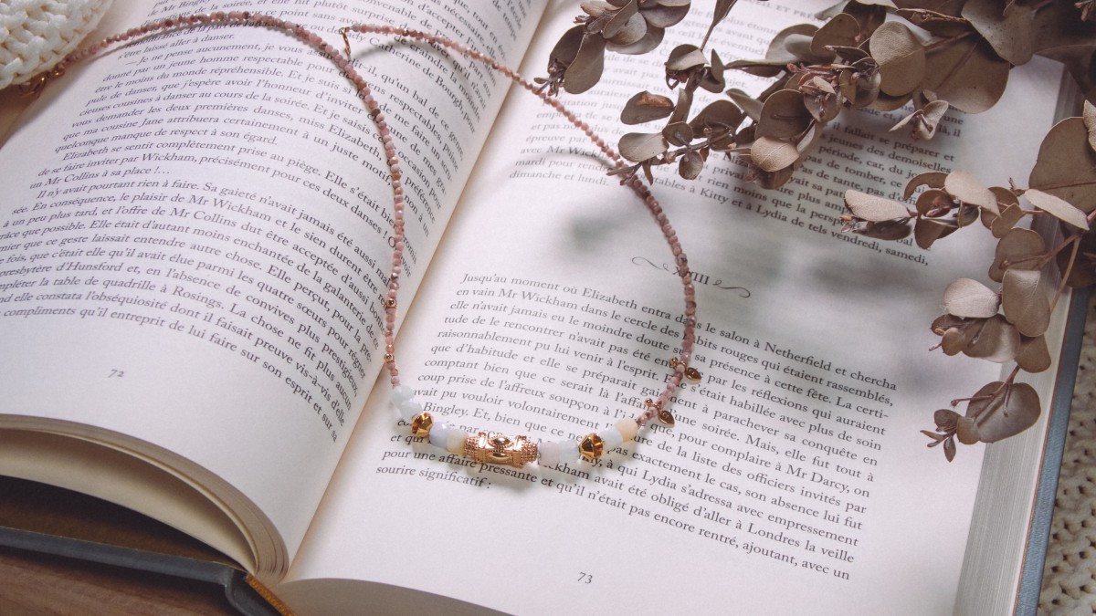 Schema Collana bohémien chic con perle naturali e perline placcate oro