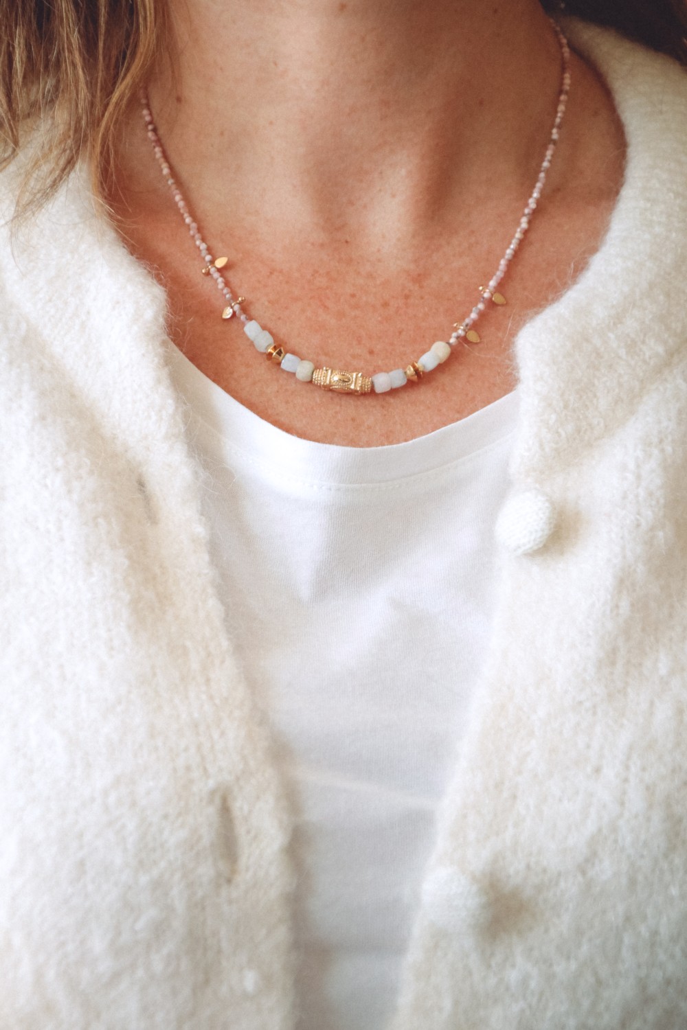 Schema Collana bohémien chic con perle naturali e perline placcate oro