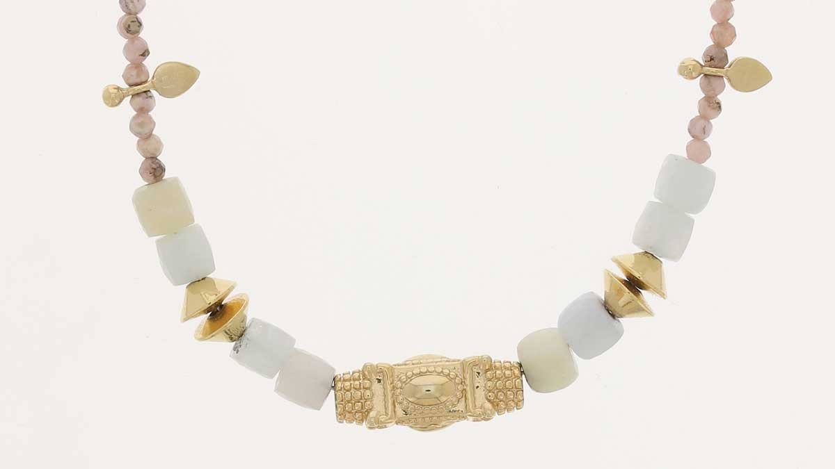 Collana bohémien chic con perle naturali e perline placcate oro : Tappa 3