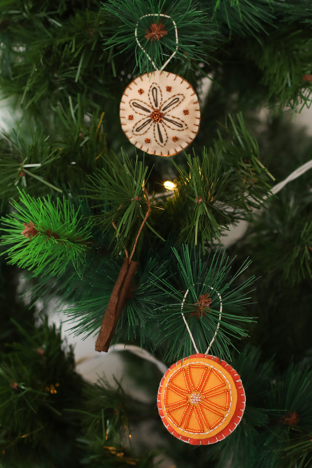 Modello di decorazione dell'albero di Natale in feltro Profumi di Natale