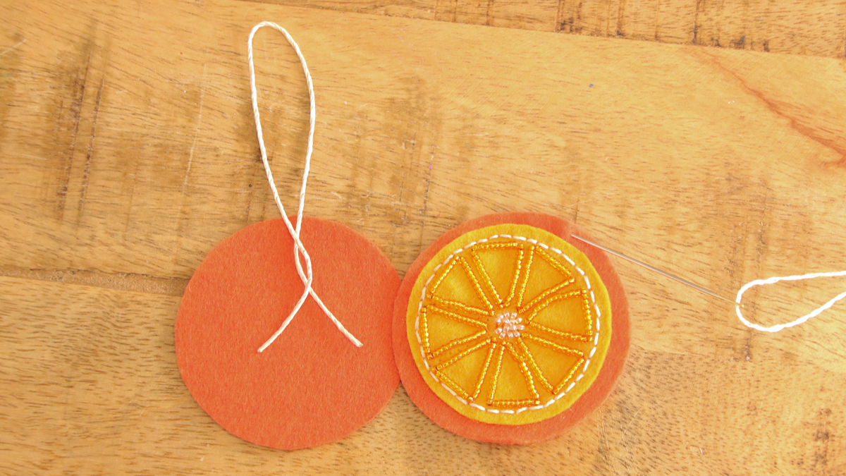 Modello di decorazione dell'albero di Natale in feltro Profumi di Natale : Tappa 5 Modello di decorazione dell'albero di Natale in feltro Profumi di Natale : Tappa 5