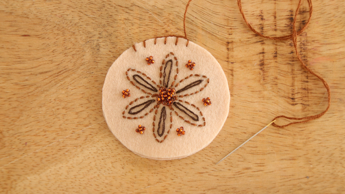 Modello di decorazione dell'albero di Natale in feltro Profumi di Natale : Tappa 11 Modello di decorazione dell'albero di Natale in feltro Profumi di Natale : Tappa 11