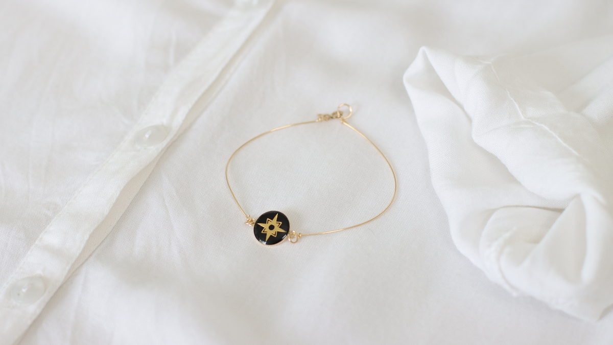 Schema Bracciale Tuto in resina nera opaca riempito d'oro