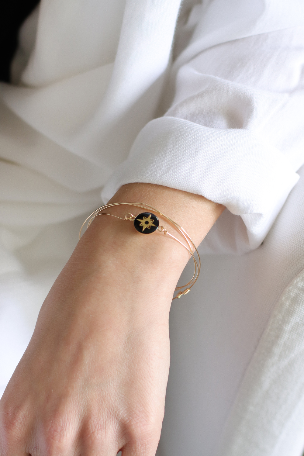 Schema Bracciale Tuto in resina nera opaca riempito d'oro