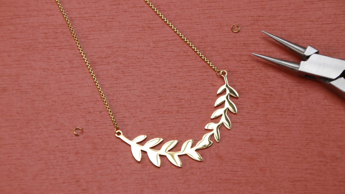 Due collane in acciaio inossidabile con ramo pendente placcato oro : Tappa 1 Due collane in acciaio inossidabile con ramo pendente placcato oro : Tappa 1