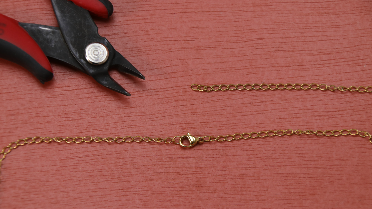 Due collane in acciaio inossidabile con ramo pendente placcato oro : Tappa 2 Due collane in acciaio inossidabile con ramo pendente placcato oro : Tappa 2