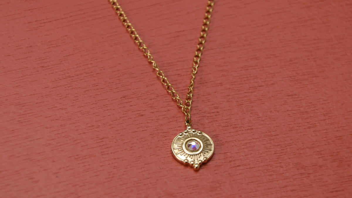 Due collane in acciaio inossidabile con ramo pendente placcato oro : Tappa 3 Due collane in acciaio inossidabile con ramo pendente placcato oro : Tappa 3