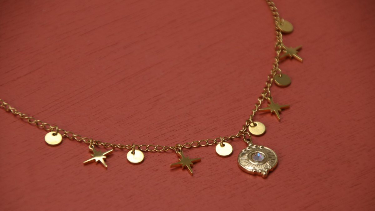 Due collane in acciaio inossidabile con ramo pendente placcato oro : Tappa 4 Due collane in acciaio inossidabile con ramo pendente placcato oro : Tappa 4