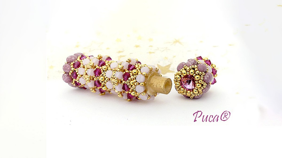 Astuccio per aghi Amanda con perle di vetro Samos, Piros e Kalos di Puca®. Astuccio per aghi Amanda con perle di vetro Samos, Piros e Kalos di Puca®.