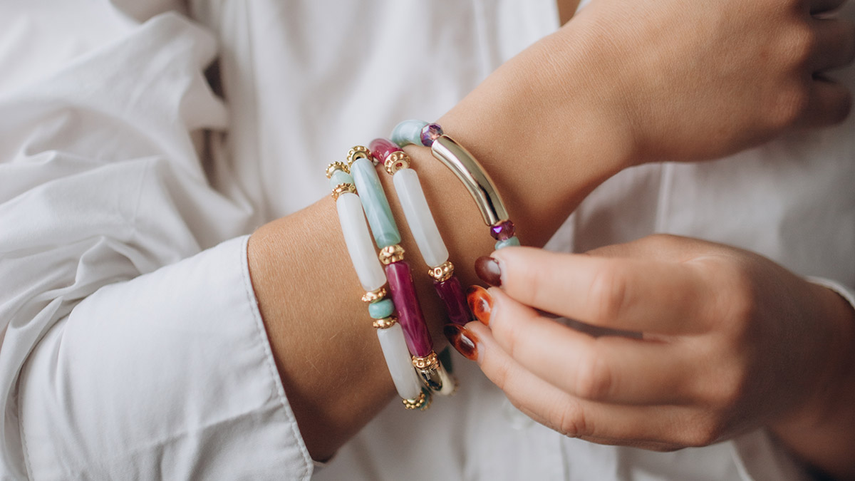 Braccialetti elastici con perline verdi e viola Braccialetti elastici con perline verdi e viola